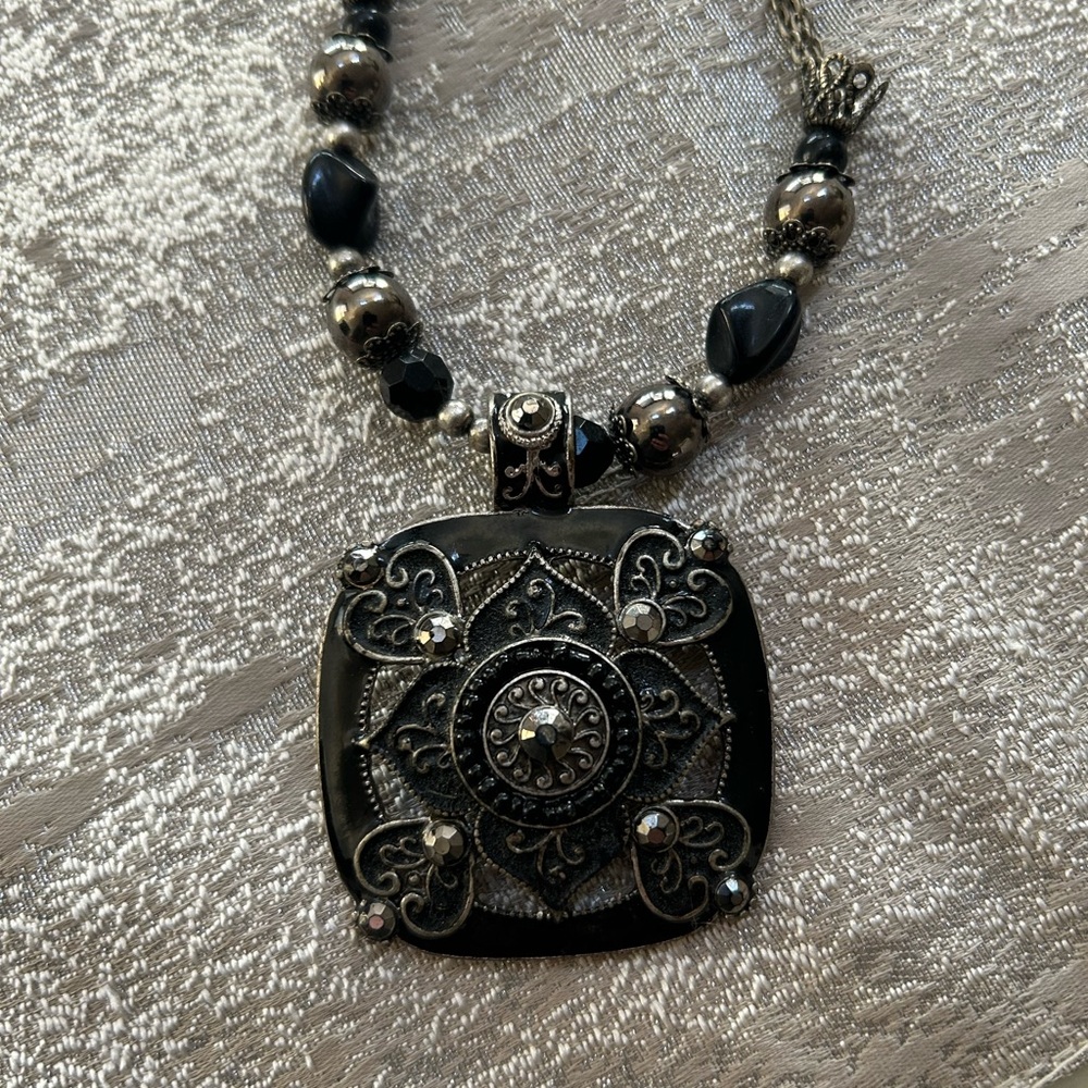 Art Deco Black and silver necklace